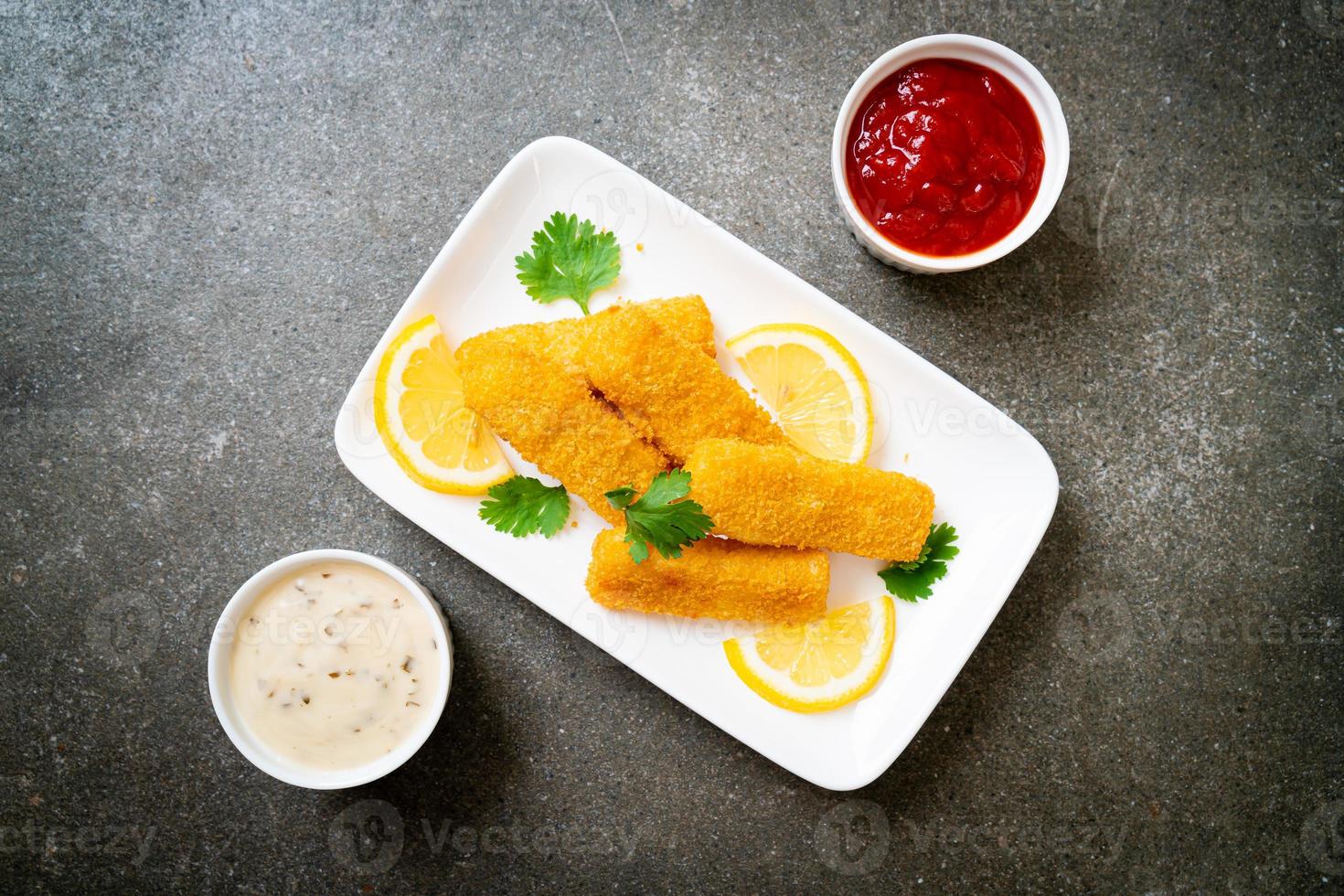 gebakken vissticks of frietjes vis met saus foto