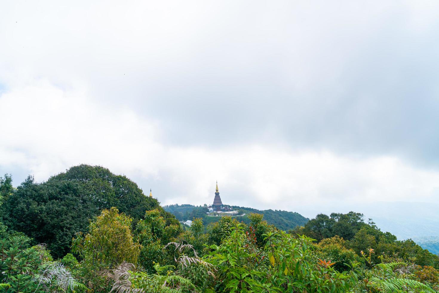 oriëntatiepuntpagode in het nationale park van doi inthanon in chiang mai thailand foto