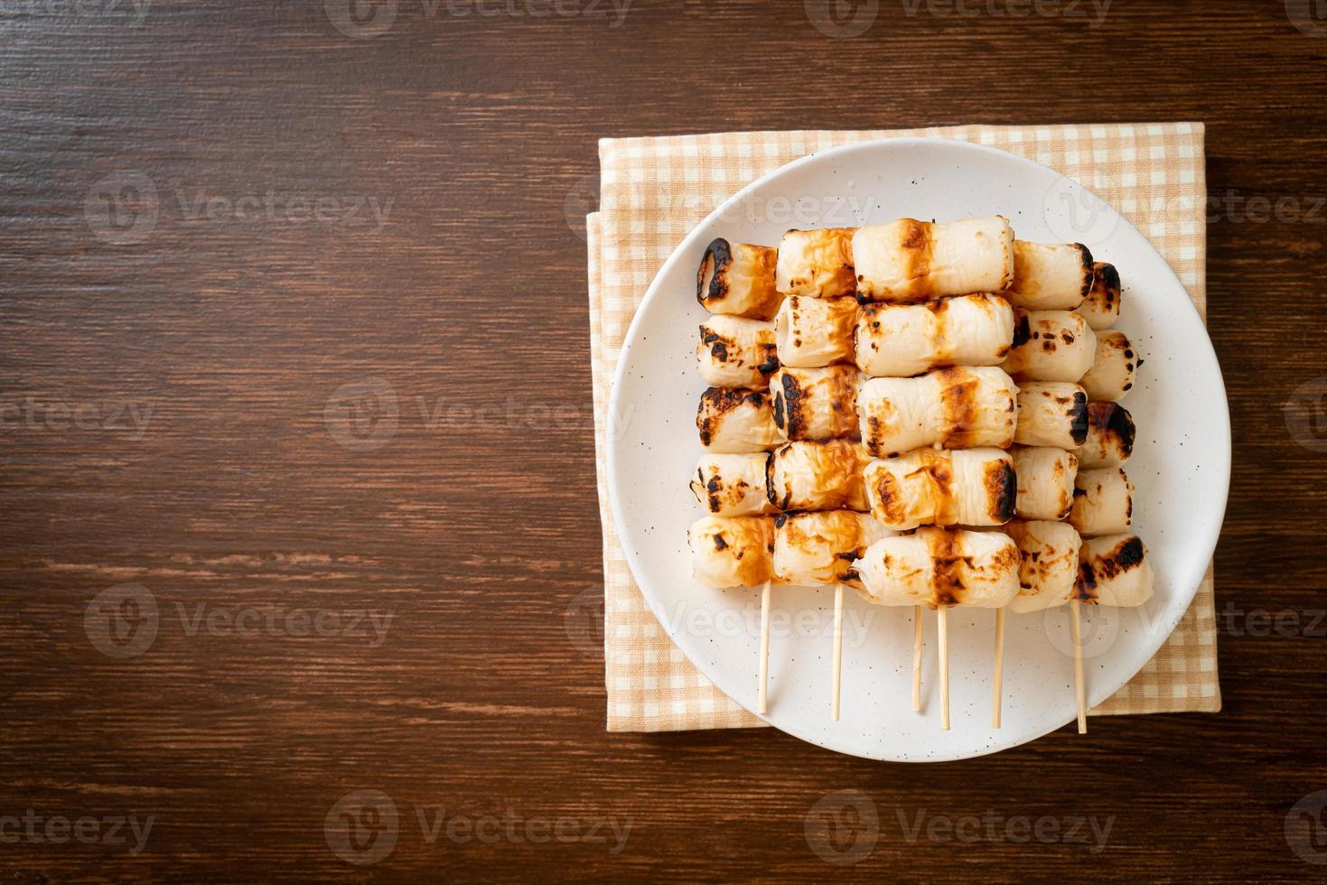 gegrilde buisvormige vispastacake of buisinktvisspies op bord foto