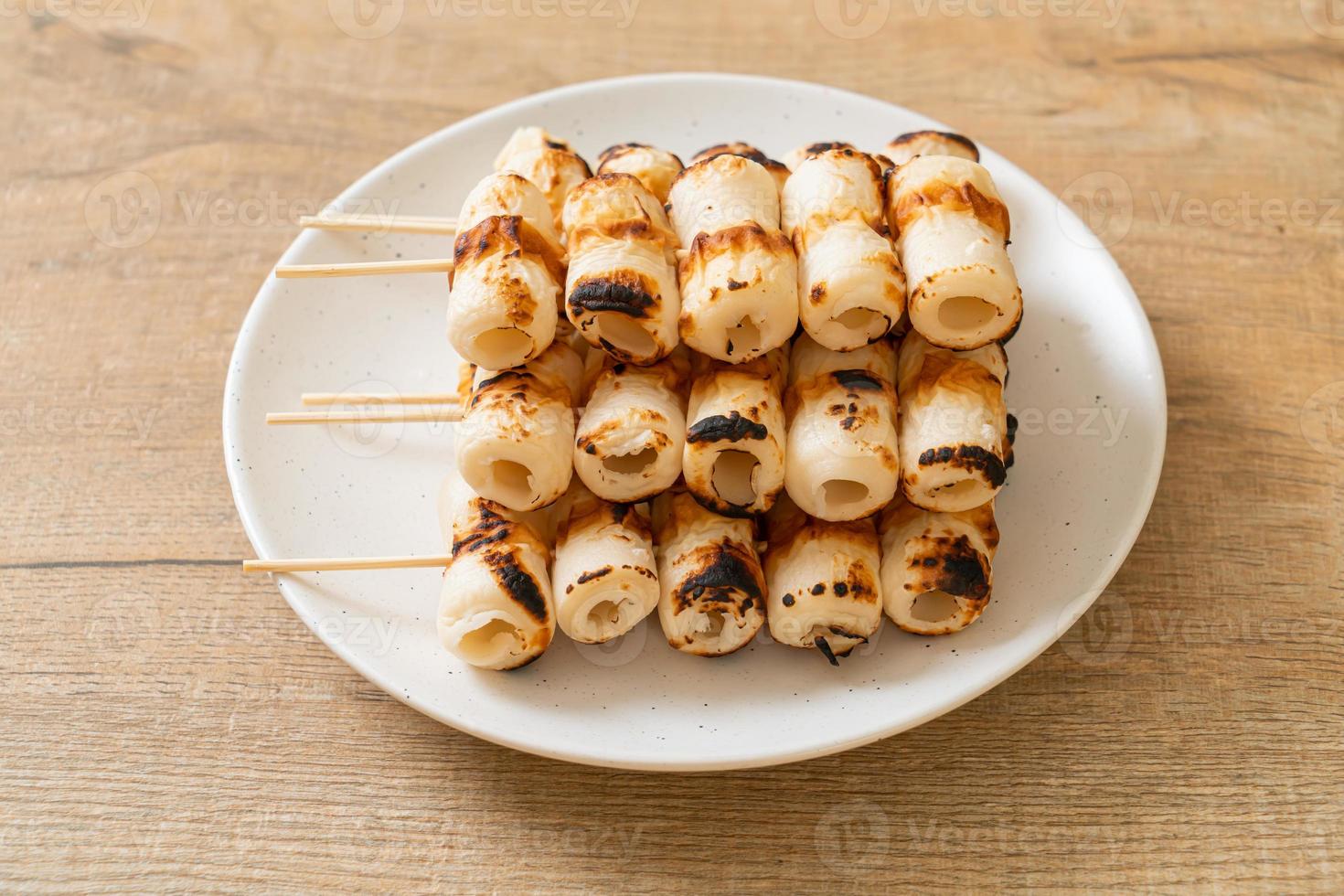 gegrilde buisvormige vispastacake of buisinktvisspies op bord foto