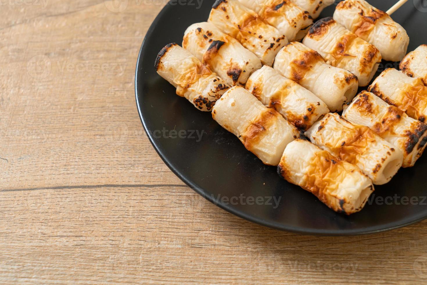 gegrilde buisvormige vispastacake of buisinktvisspies op bord foto