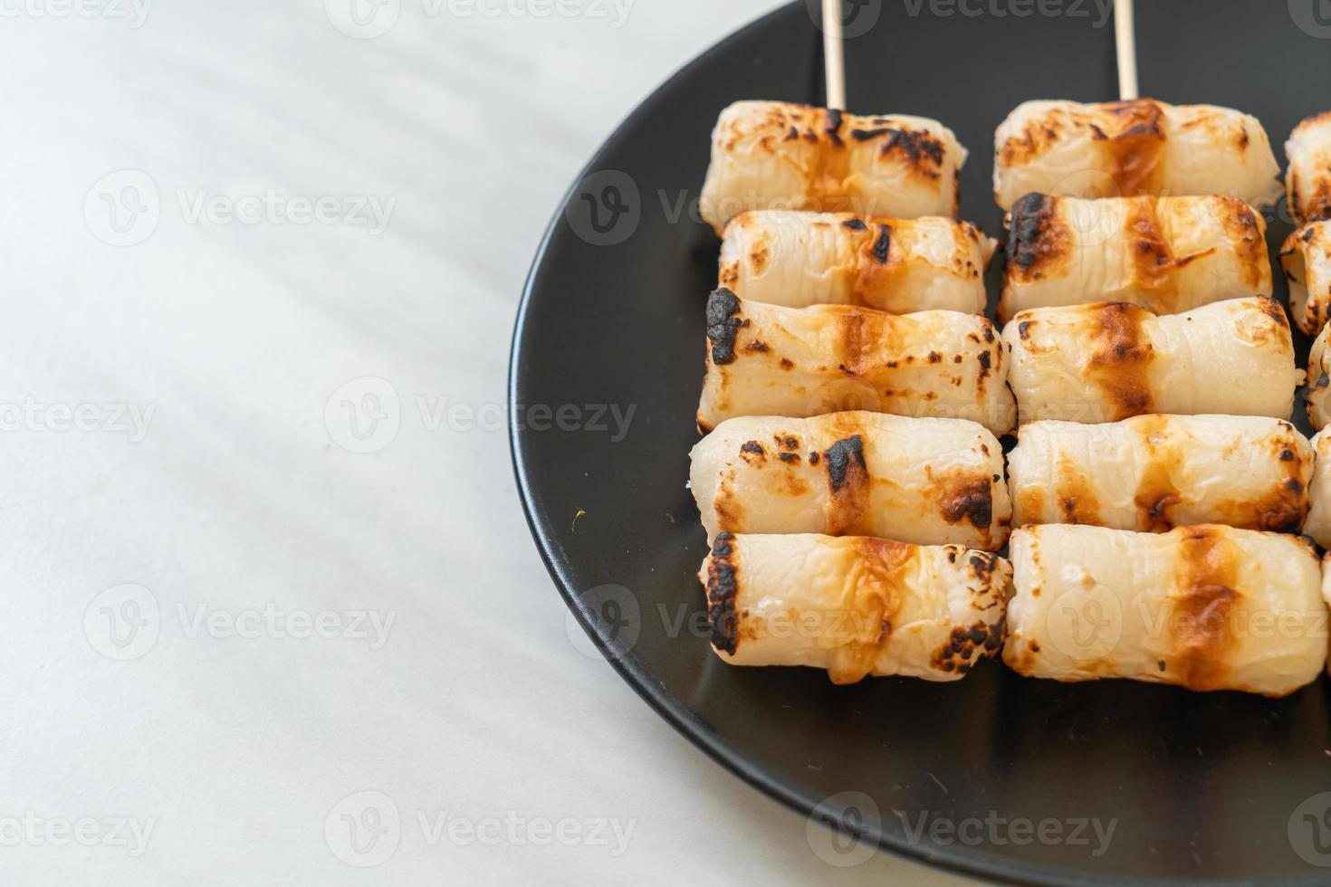 gegrilde buisvormige vispastacake of buisinktvisspies op bord foto