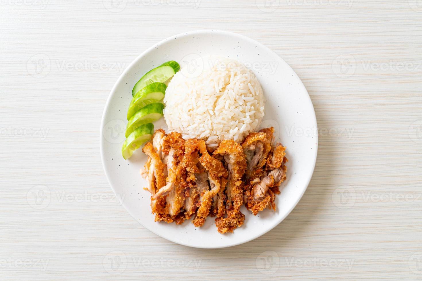 hainanese kiprijst met gebakken kip foto