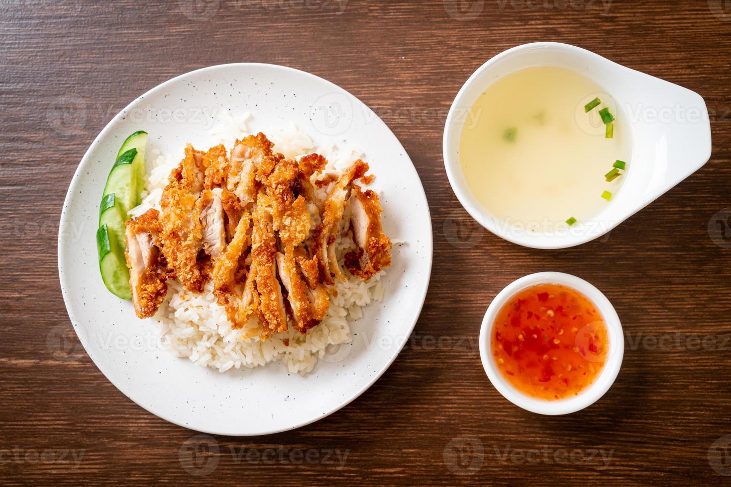 hainanese kiprijst met gebakken kip foto