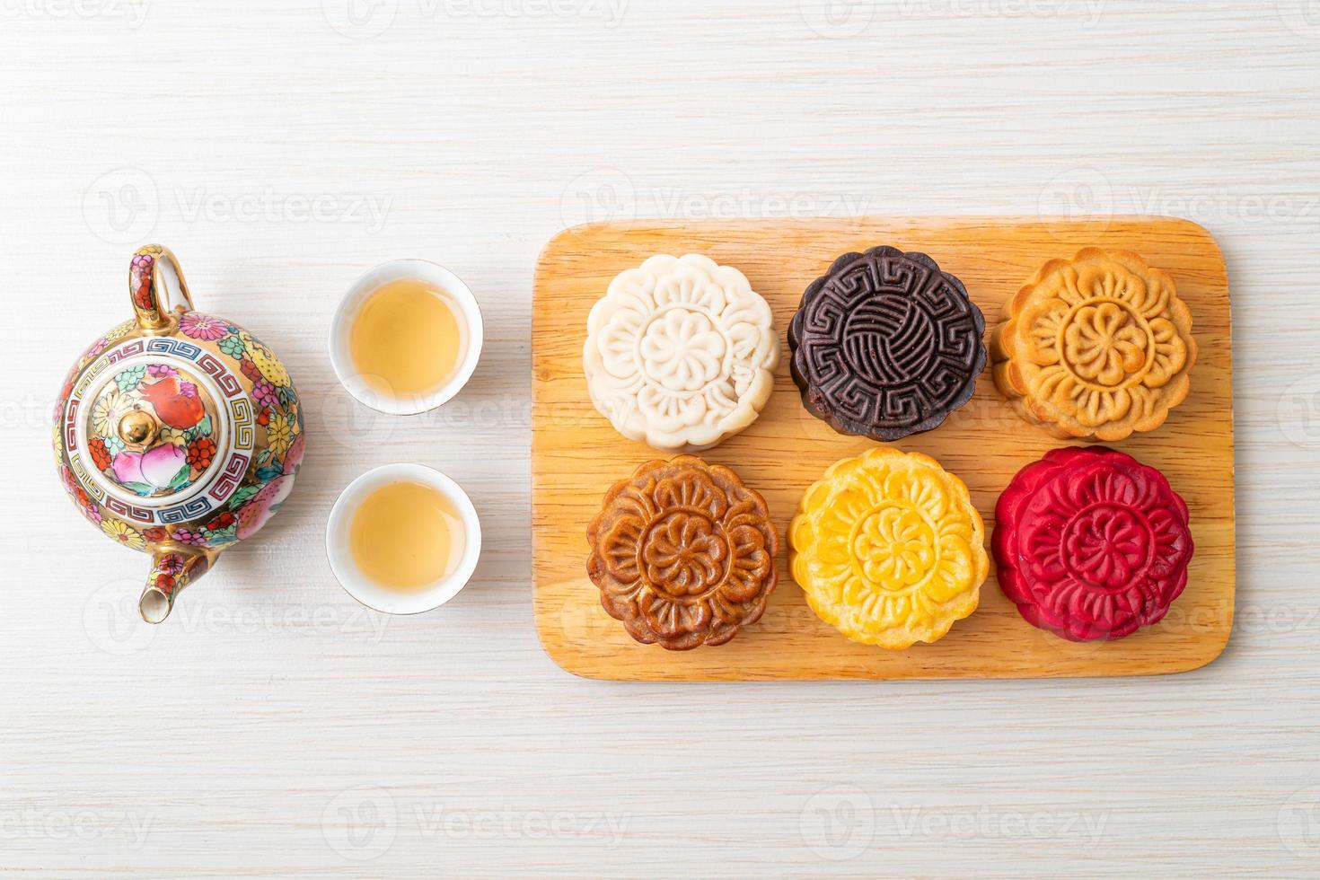 kleurrijke Chinese maancake met gemengde smaak op houten plaat foto