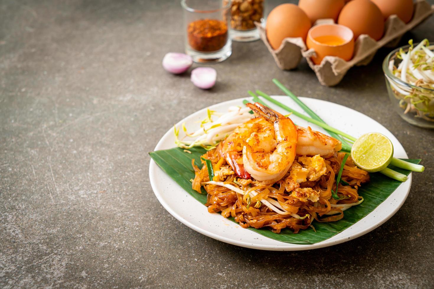 pad thai - gewokte rijstnoedels met garnalen - thais eten foto