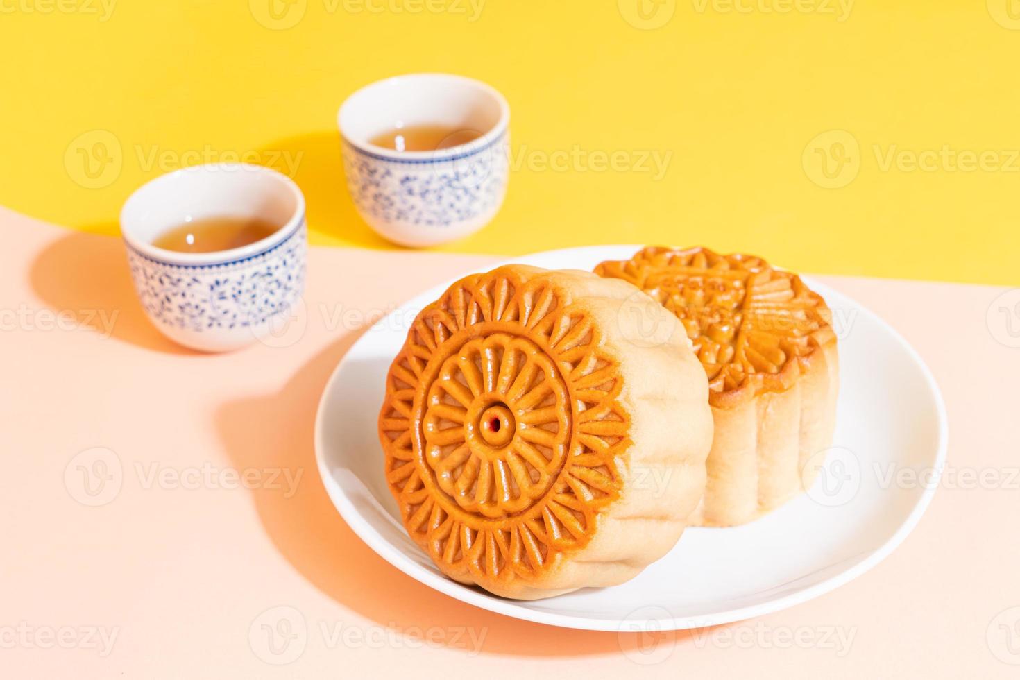 Chinese maancake op bord foto