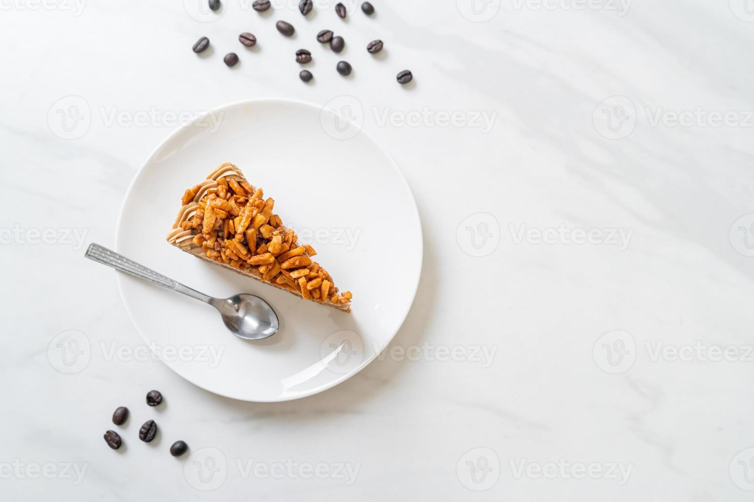 zelfgemaakte koffie amandelen cake op witte plaat foto