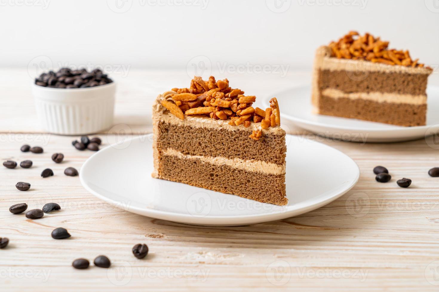 zelfgemaakte koffie amandelen cake op witte plaat foto