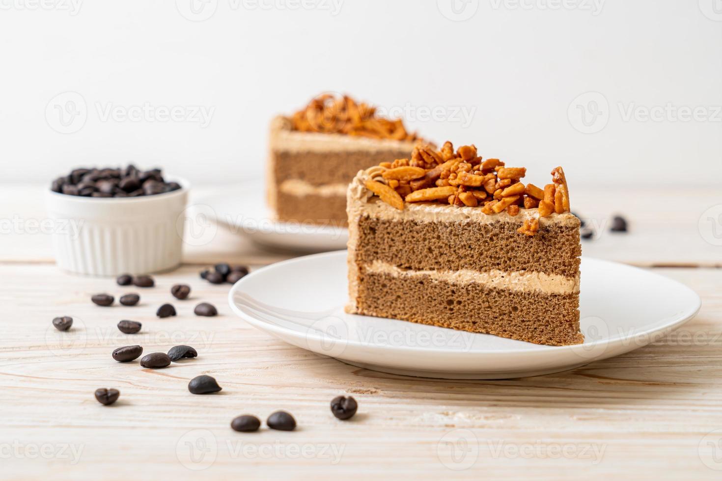 zelfgemaakte koffie amandelen cake op witte plaat foto