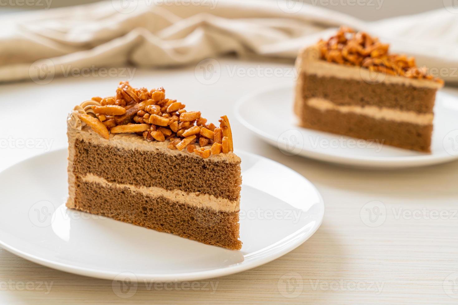 zelfgemaakte koffie amandelen cake op witte plaat foto