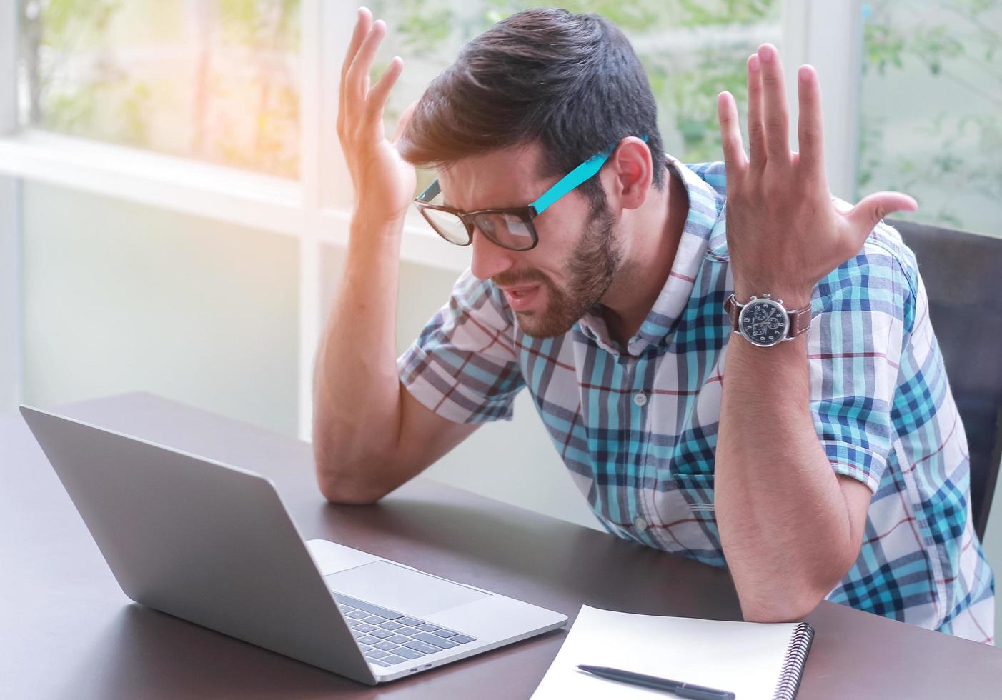 zakenman die aan laptop werkt met stressideeën om online te werken en zaken te doen foto