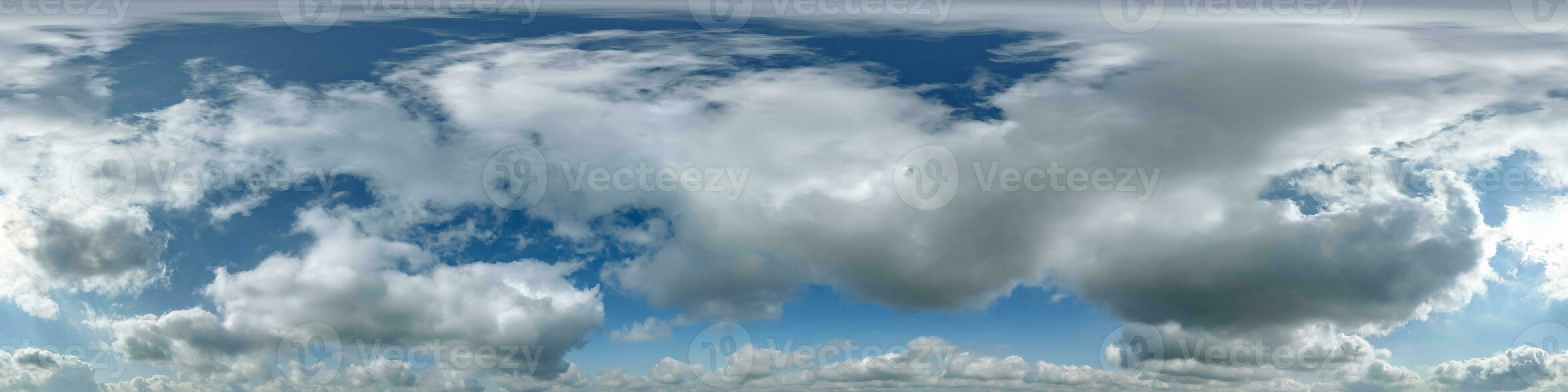 naadloos bewolkt blauw hemelkoepel 360 hdri panorama visie met geweldig wolken met zenit voor gebruik in 3d grafiek of spel net zo lucht koepel of Bewerk dar schot foto