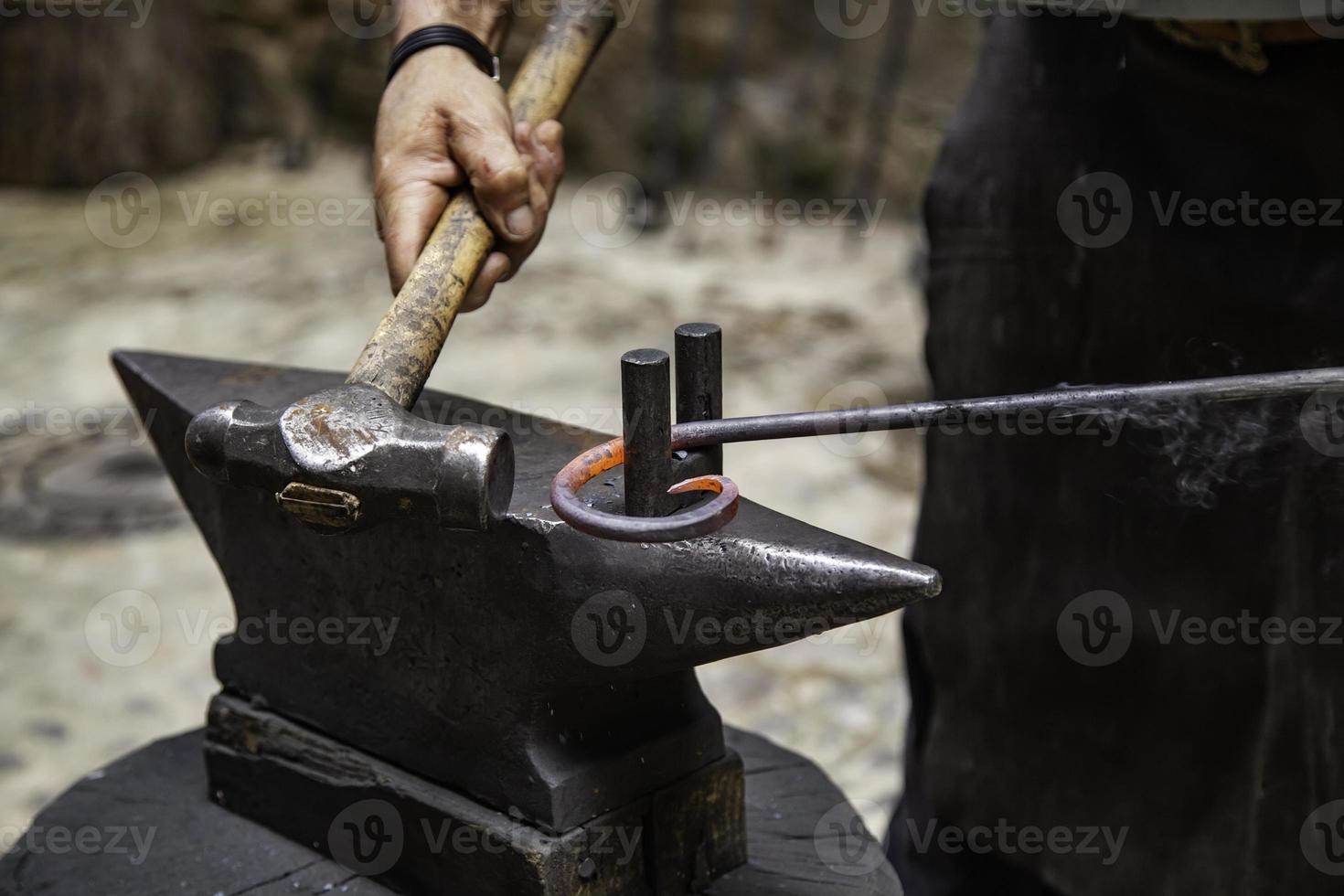 ijzeren gloeilamp in een oude metalen smederij foto