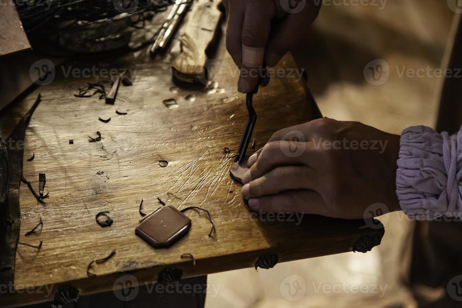 persoon die met leer werkt foto