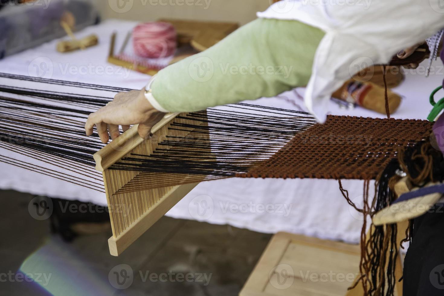 draaien met een houten spinnewiel foto