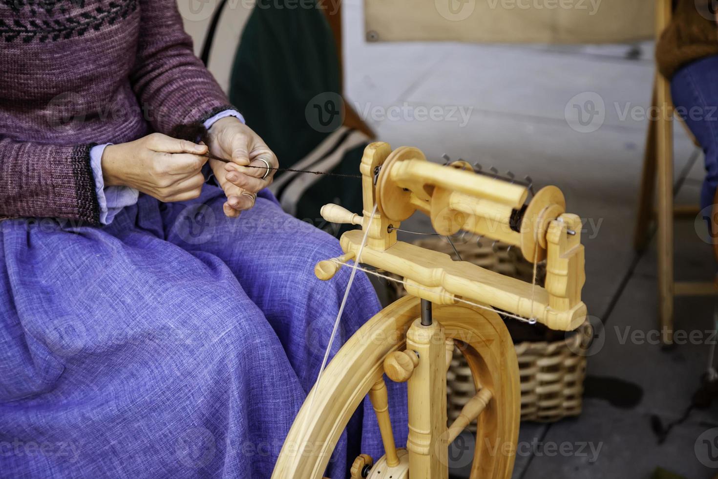 draaien met een houten spinnewiel foto