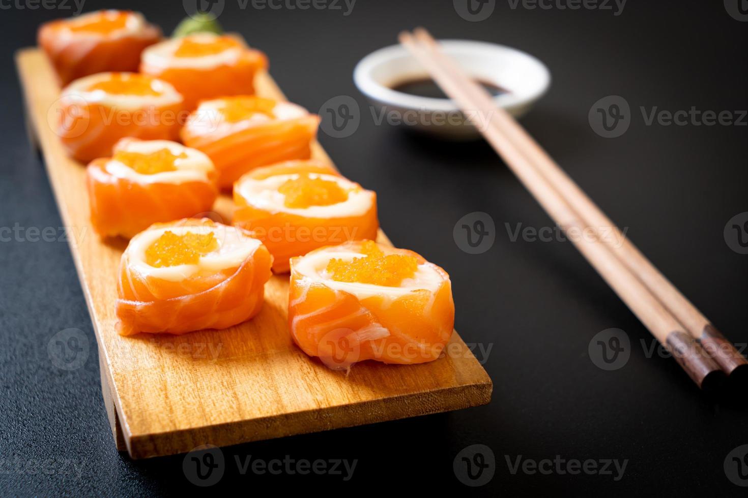 verse zalm sushi roll met mayonaise en garnalen ei - japanse food style foto