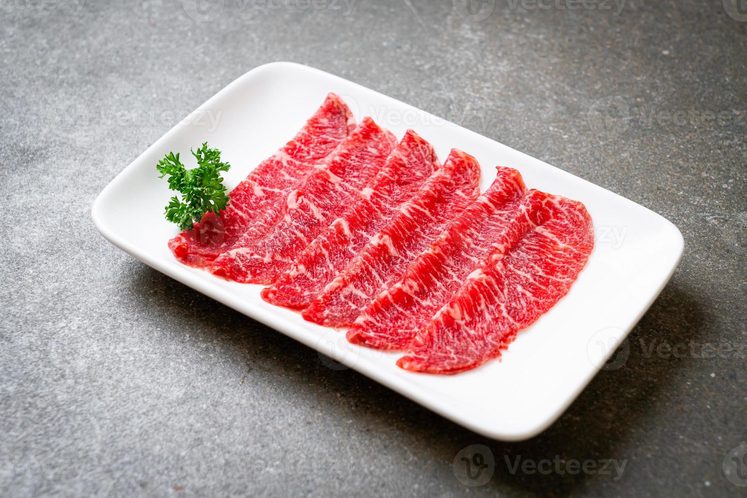 vers rundvlees rauw gesneden met gemarmerde textuur geserveerd voor sukiyaki en shabu of yakiniku foto