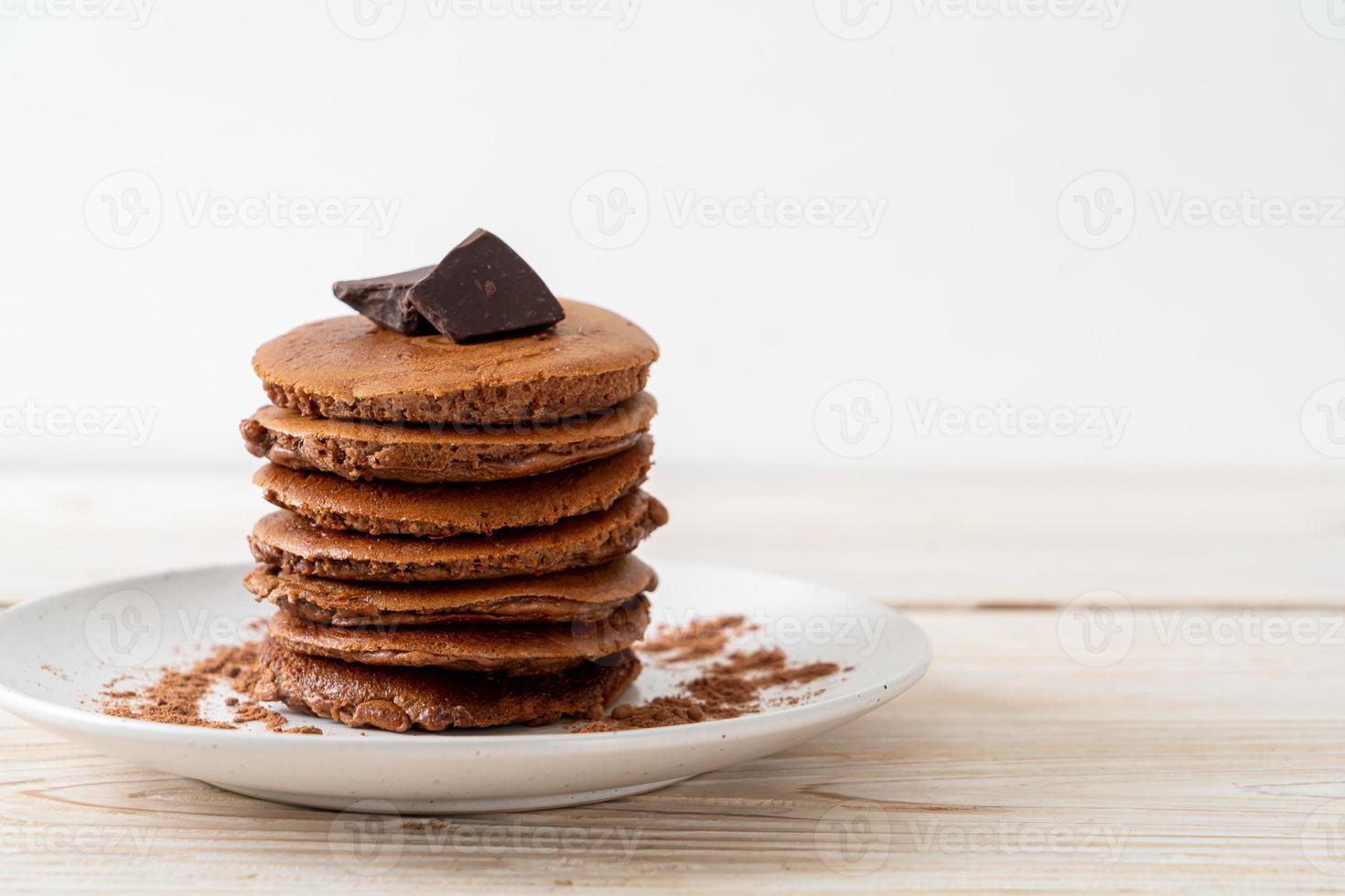 chocolade pannenkoek stapel met chocolade poeder foto