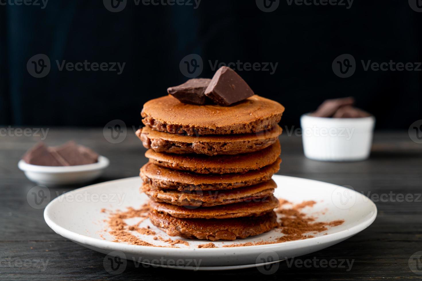 chocolade pannenkoek stapel met chocolade poeder foto