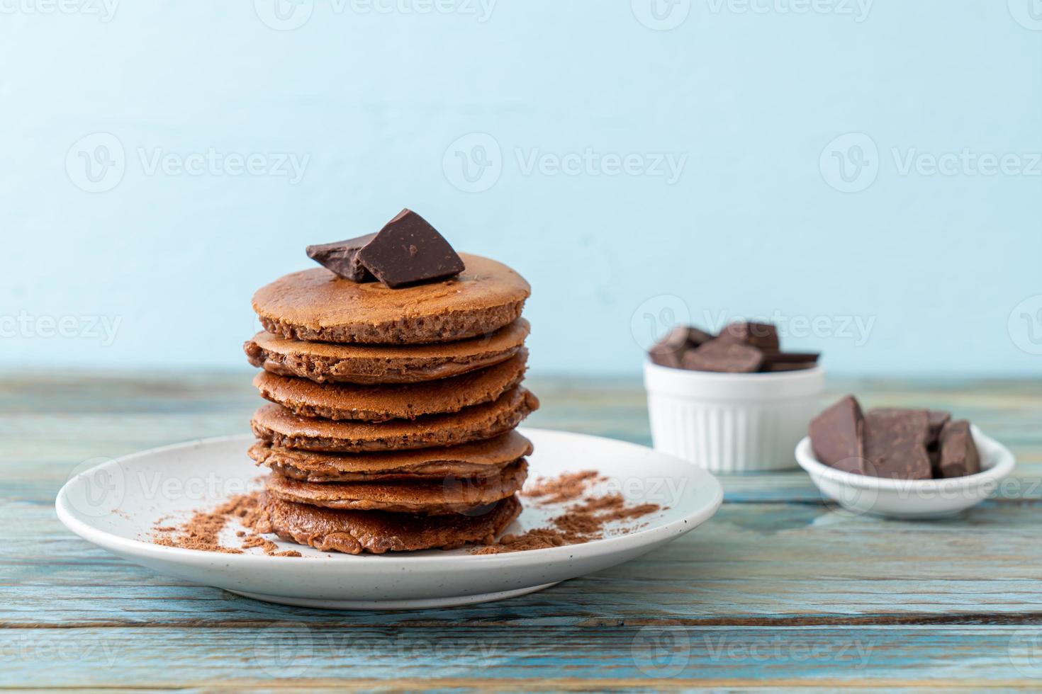 chocolade pannenkoek stapel met chocolade poeder foto