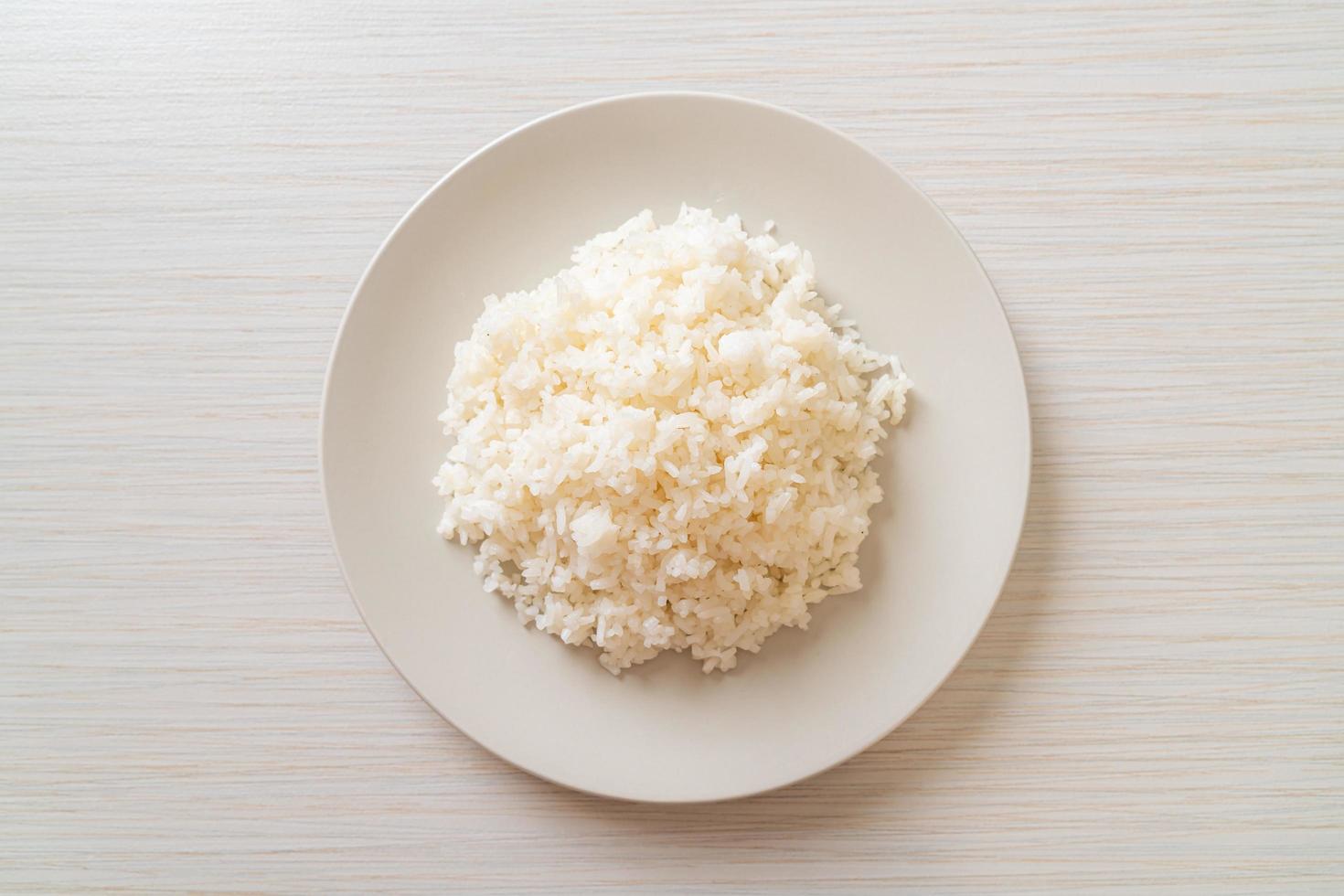 gekookte Thaise jasmijn witte rijst op bord foto
