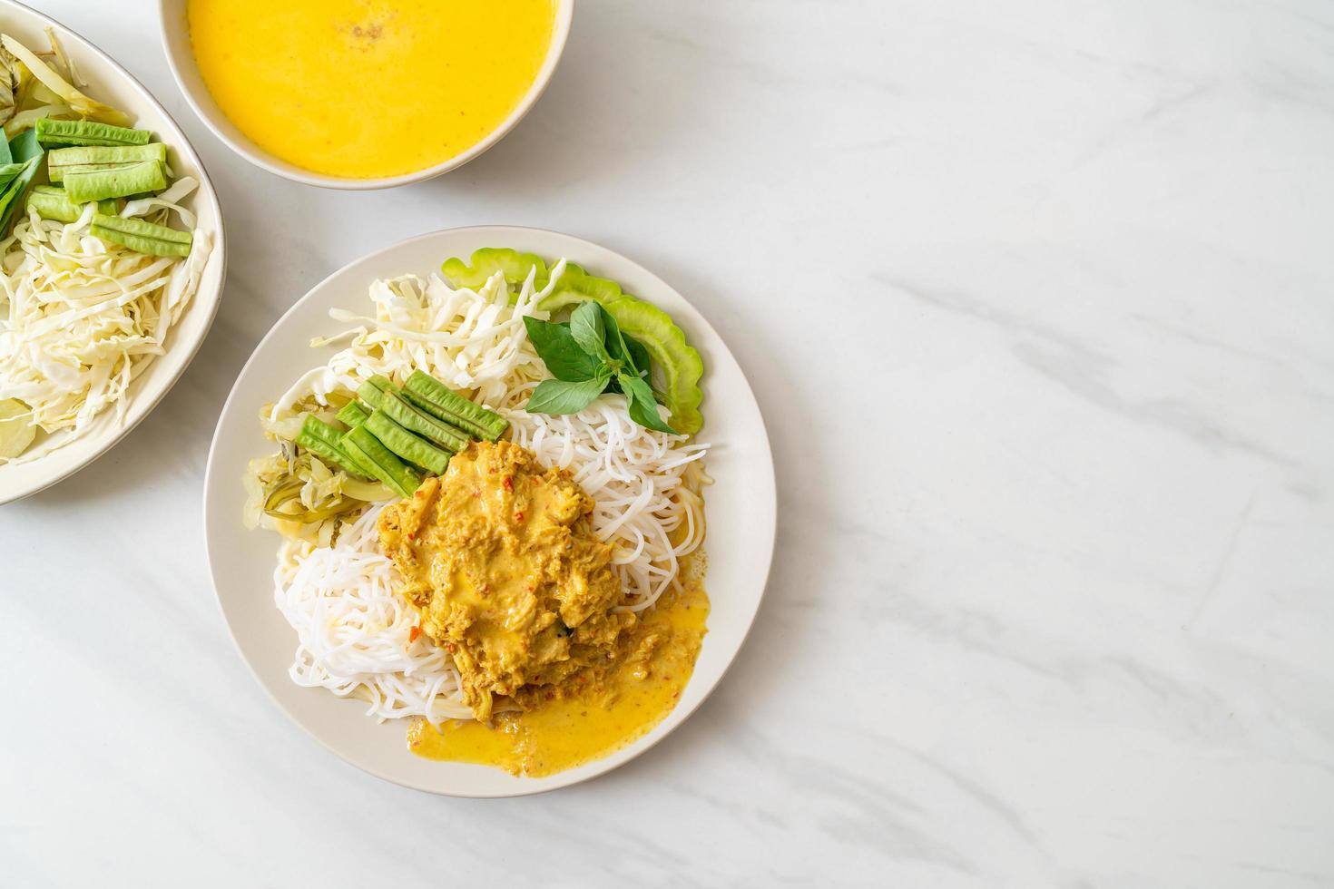 Thaise rijstnoedels met krabcurry en diverse groenten foto