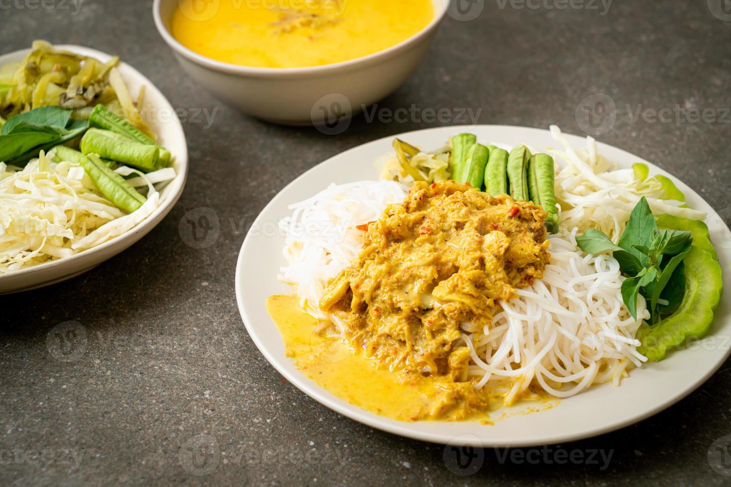 Thaise rijstnoedels met krabcurry en diverse groenten foto