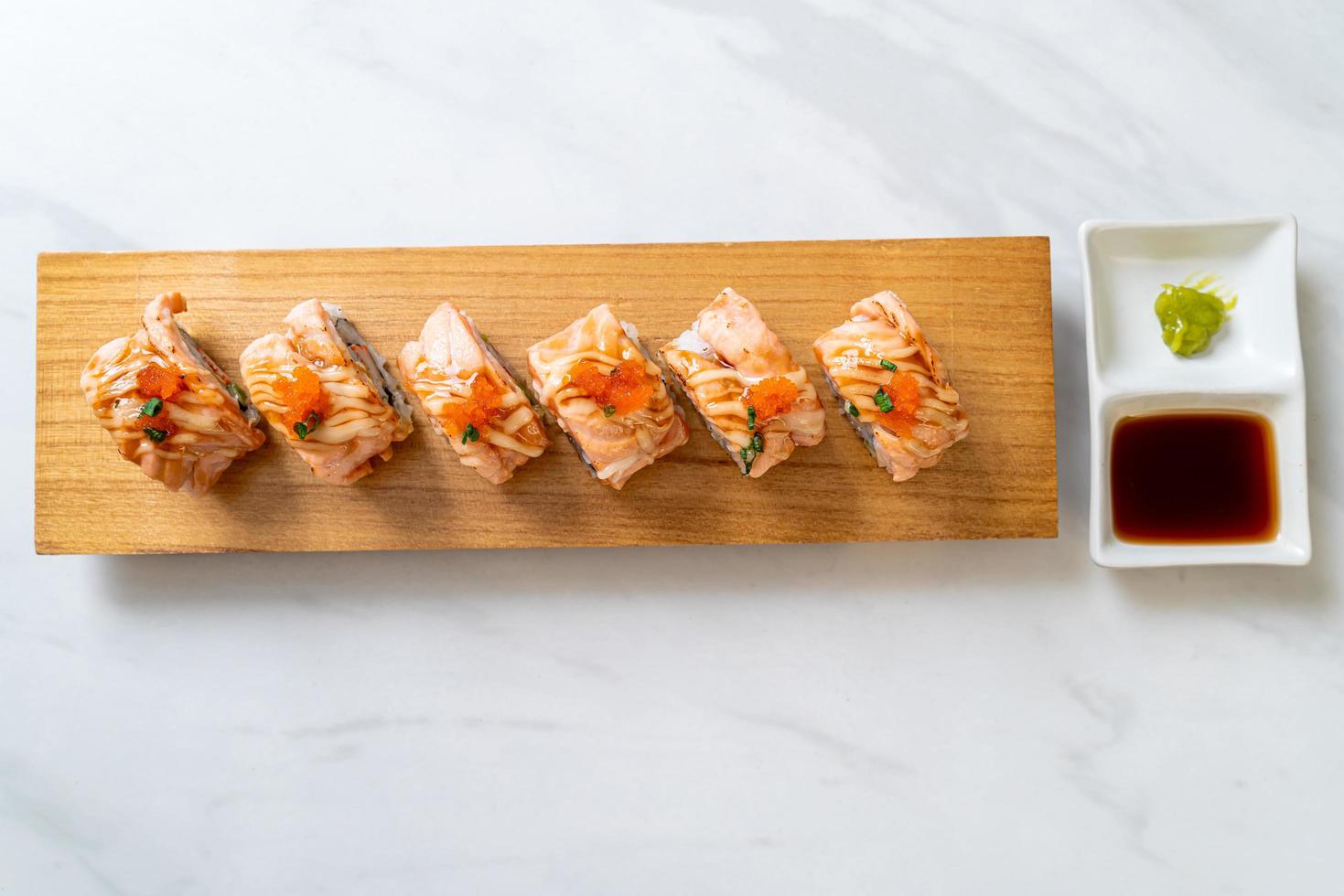 sushi roll van gegrilde zalm met saus - japans eten stijl foto