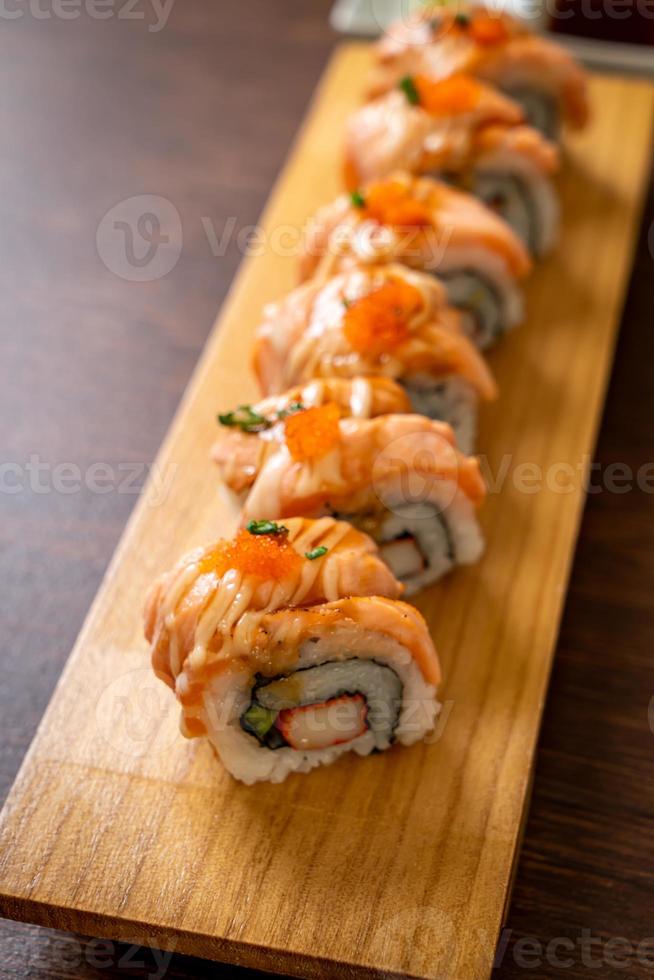 sushi roll van gegrilde zalm met saus - japans eten stijl foto