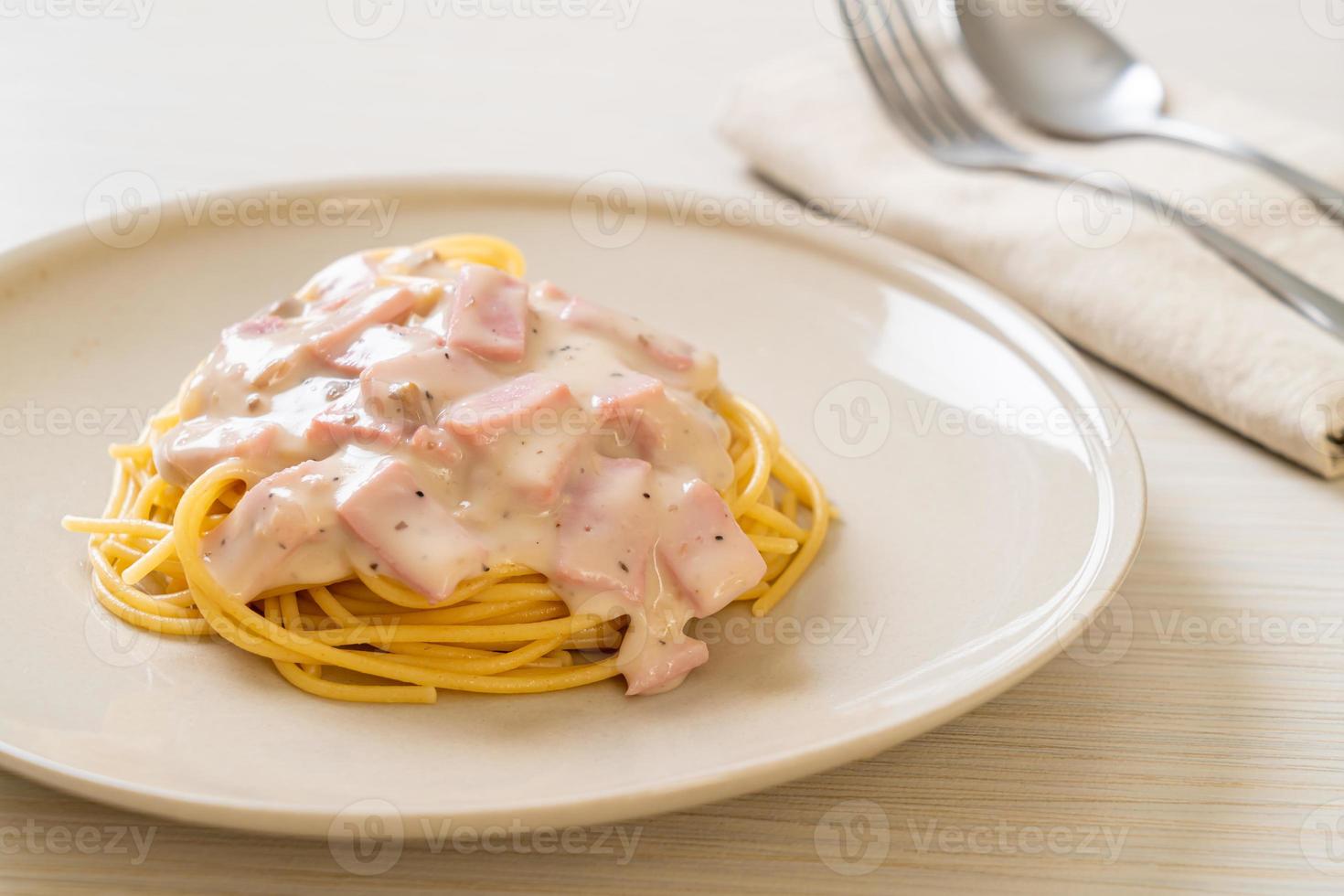 zelfgemaakte spaghetti witte roomsaus met ham - italiaans eten foto