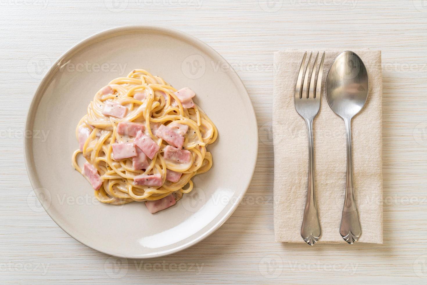 zelfgemaakte spaghetti witte roomsaus met ham - italiaans eten foto