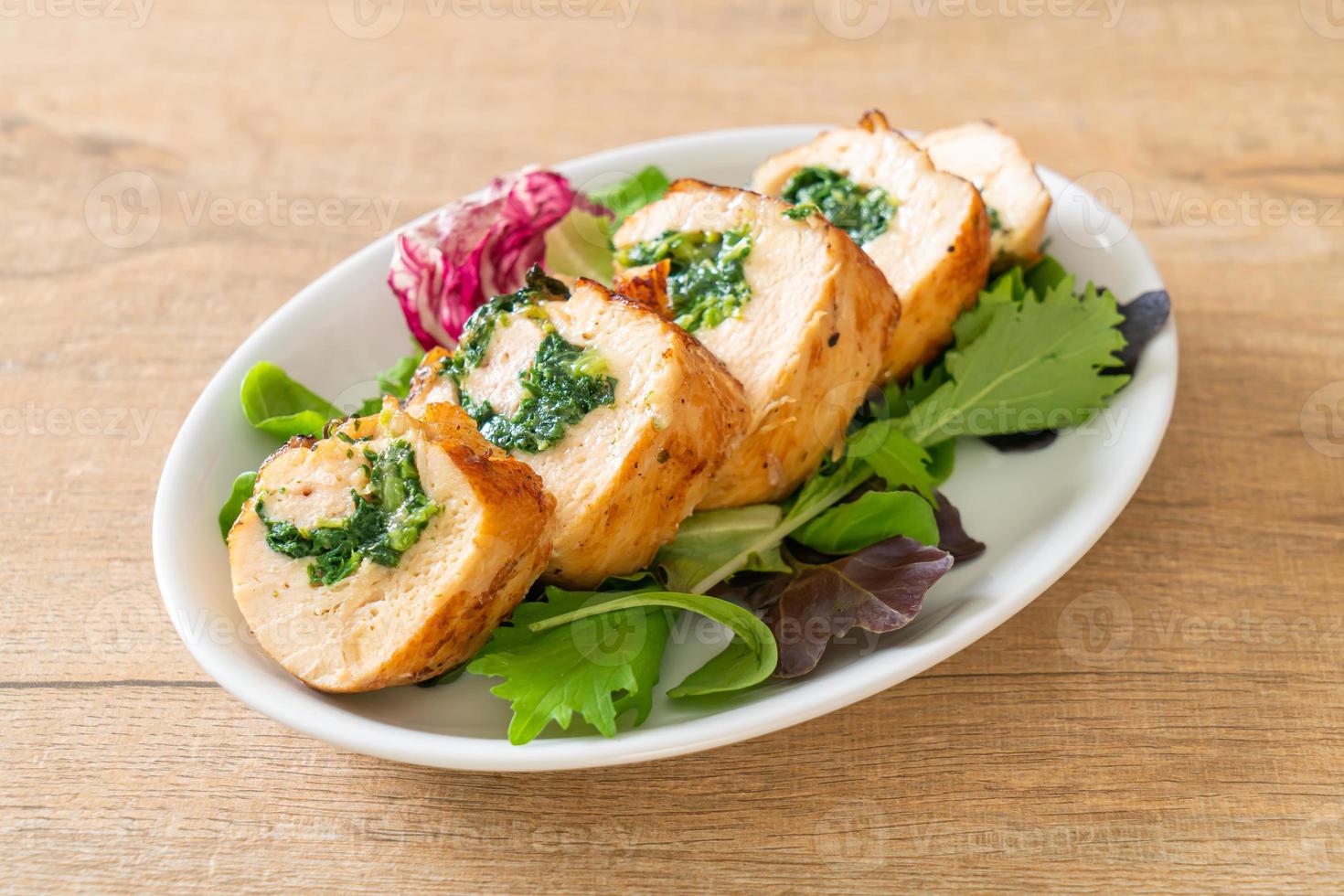 gebakken kipfilet gevuld met kaas en spinazie foto