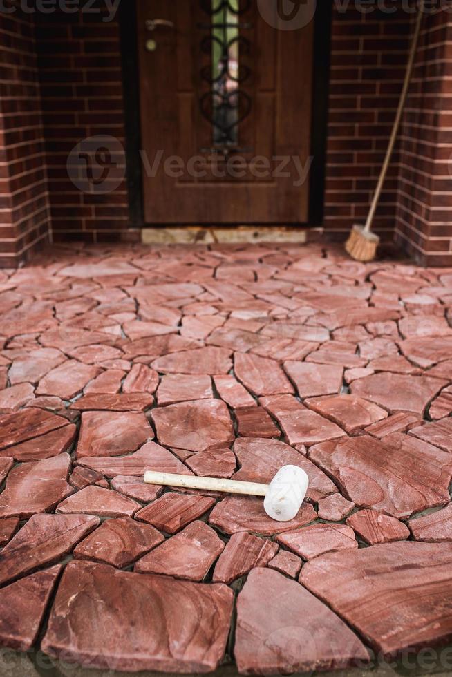 verlijmen van graniettegels op betonnen ondervloeren buiten het huis - veranda- en terrasbekleding foto