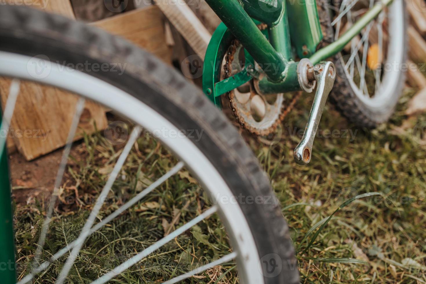 oude kapotte verlaten fiets - roestig niet onderhouden zonder pedalen foto