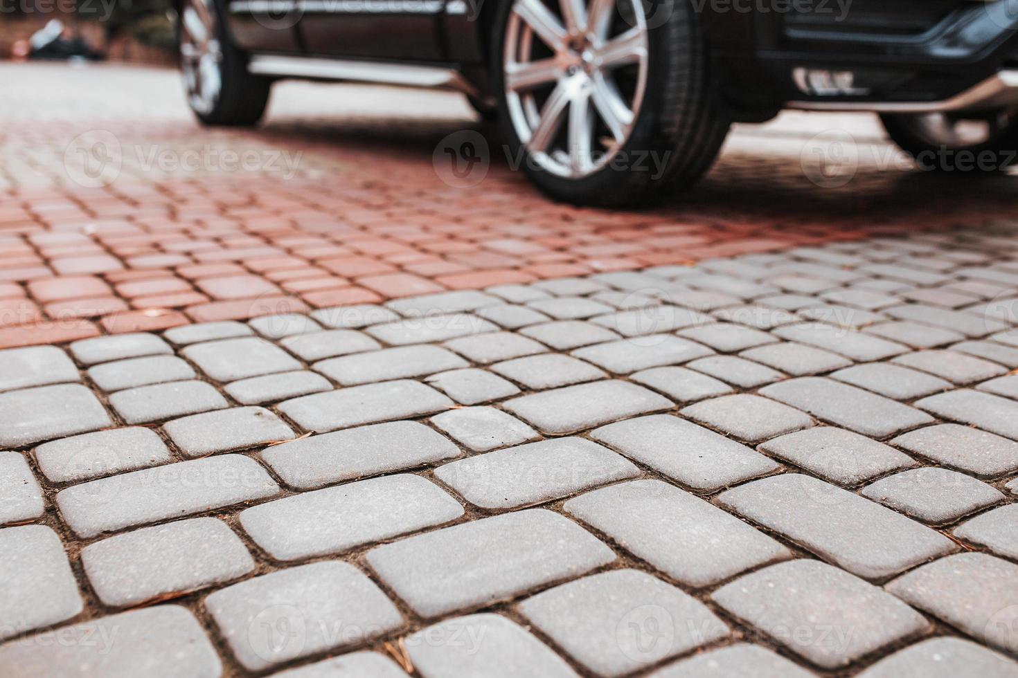 decoratieve stevige betontegels voor looppaden, patio's en parkeerplaatsen in de achtertuin - bestrating voor het perceel buiten het huis - landhuisplanning en architectuur foto