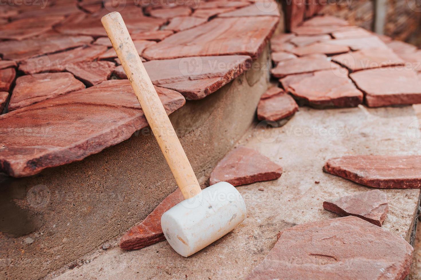 afwerking van betonnen treden met stenen tegels - hoogwaardig tegelwerk - details van de architectuur van een woonhuis foto