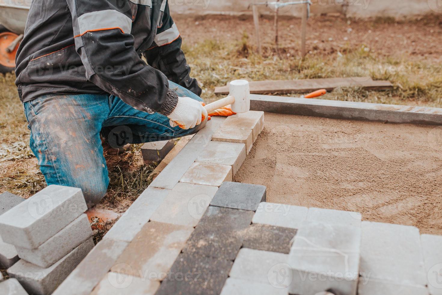 verlijmen van graniettegels op betonnen ondervloeren buiten het huis - veranda- en terrasbekleding foto