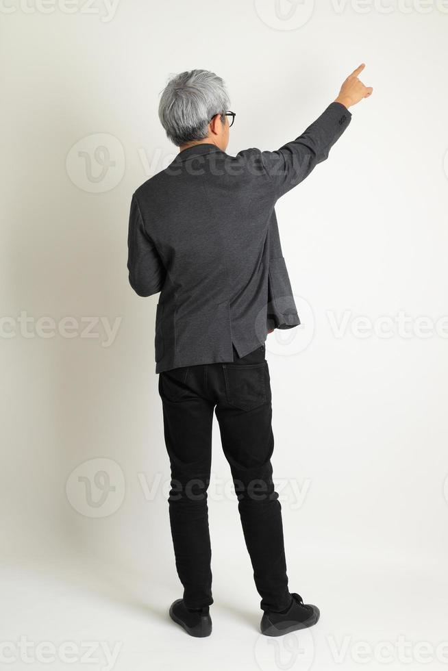 aziatische man staand foto