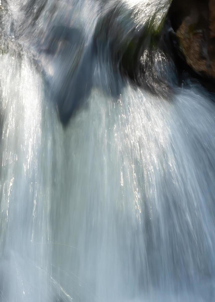 opspattend water in een waterval foto