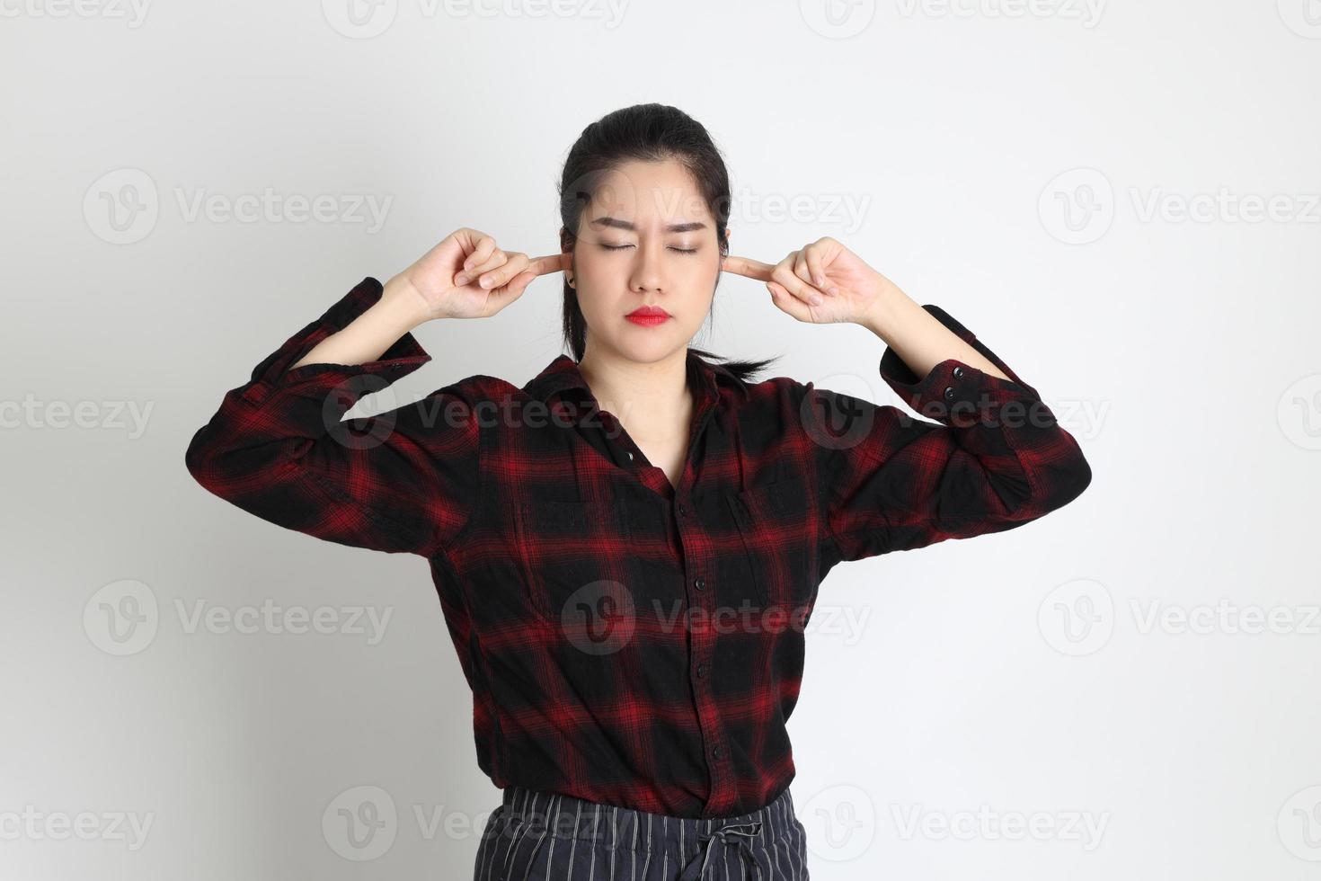 Aziatische vrouw op een witte achtergrond foto