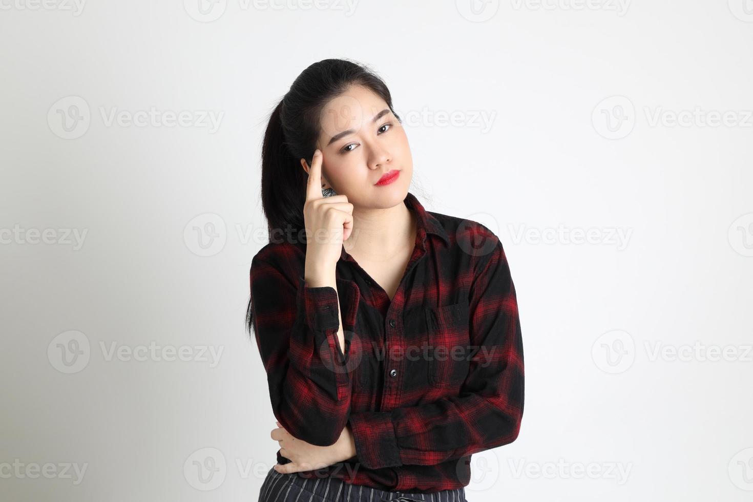 Aziatische vrouw op een witte achtergrond foto