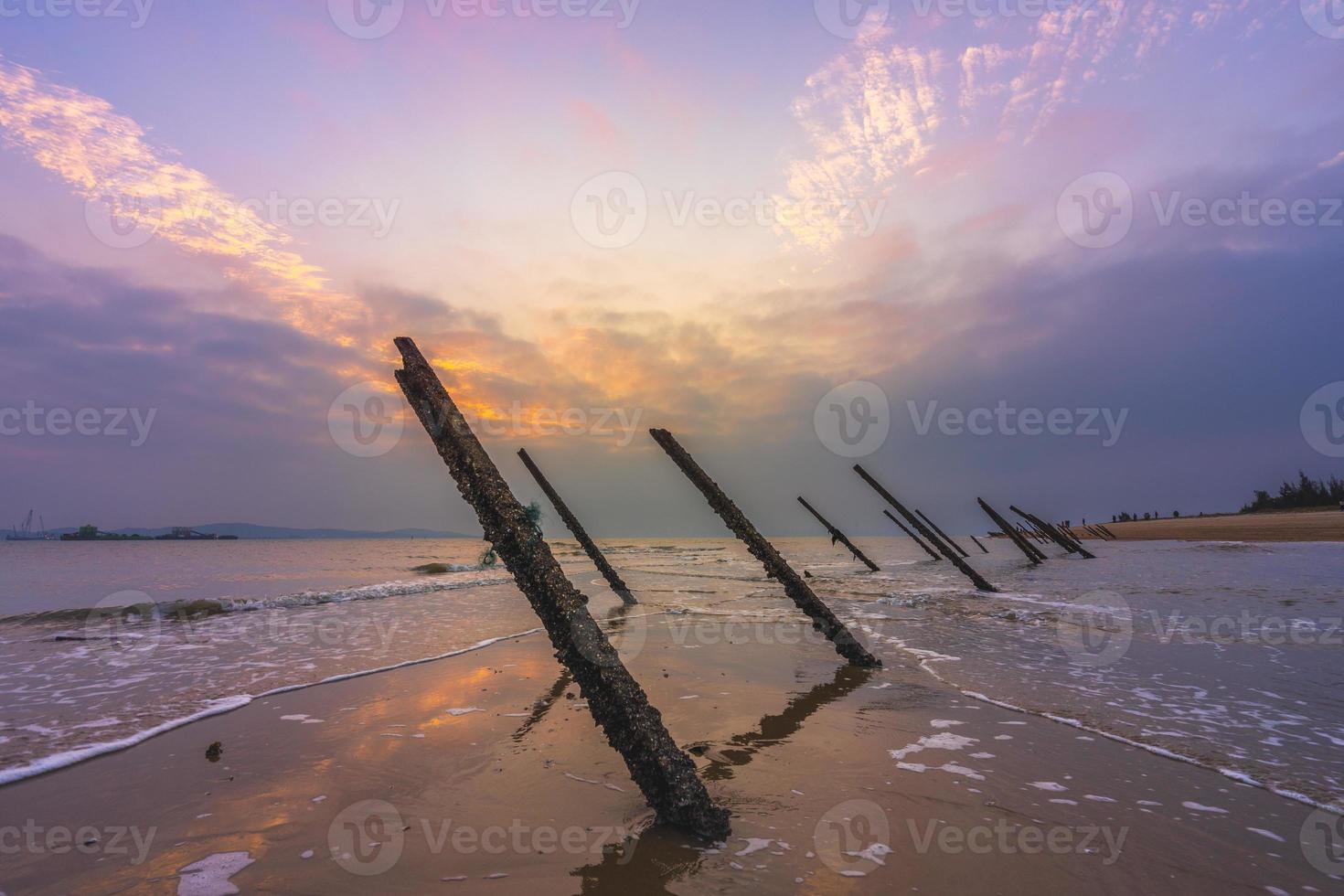 anti-landing spikes op het strand van kinmen, taiwan foto