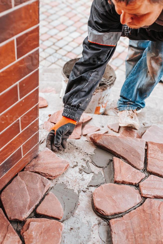 zandstenen vloertegels - granieten stukken in verschillende vormen en maten voor decoratie foto