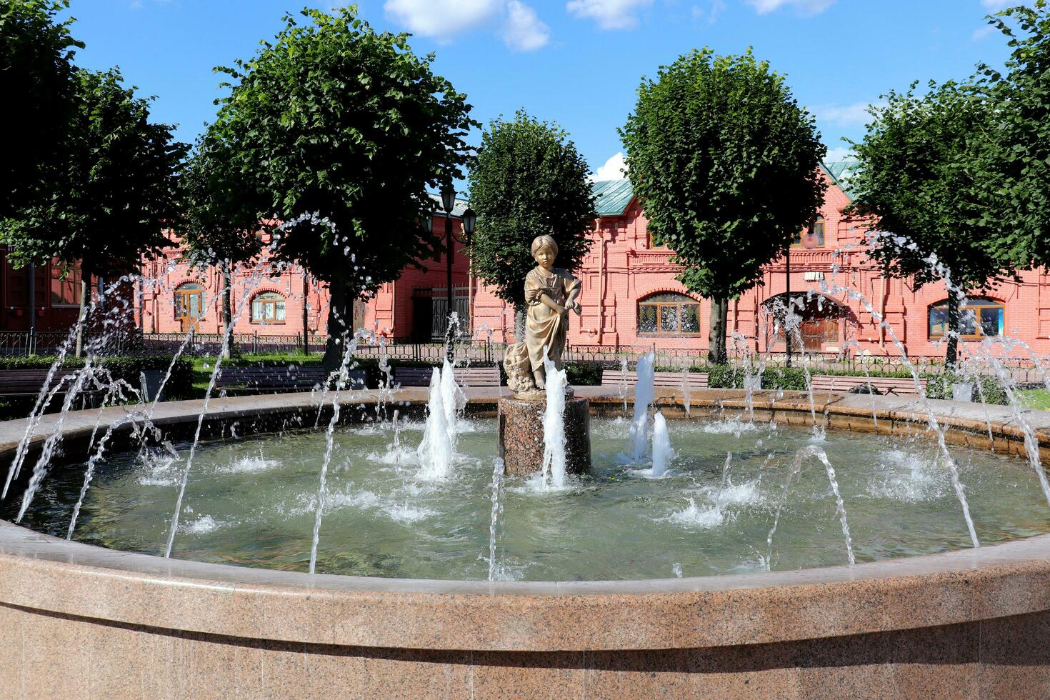 klin, Moskou, Rusland, 30-07-2023. fontein meisje paddestoel picker met een standbeeld in de centrum. beeldhouwer fedor kamenski foto