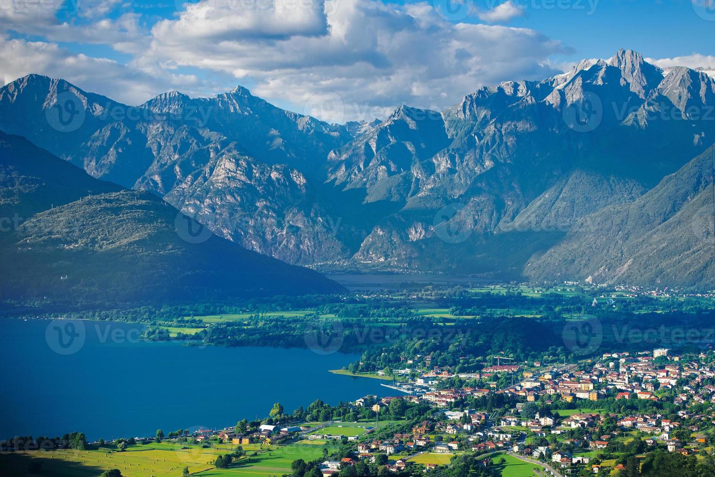 alto lario Comomeer Lecco met hoge bergen op de achtergrond foto