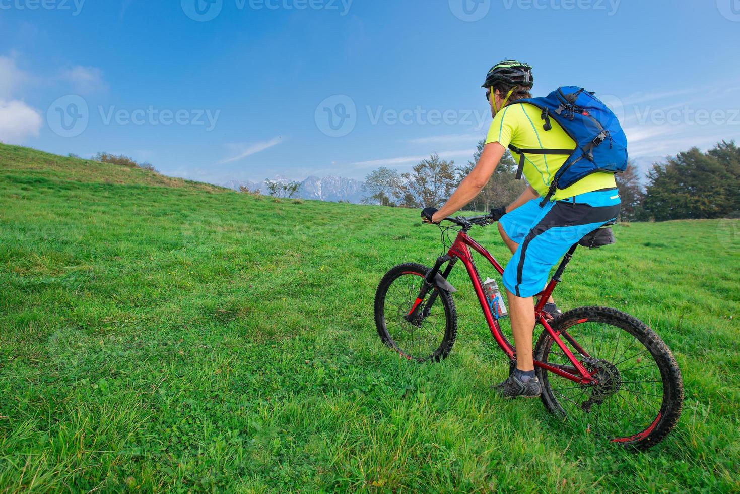 een jonge man die buiten op een mountainbike rijdt foto