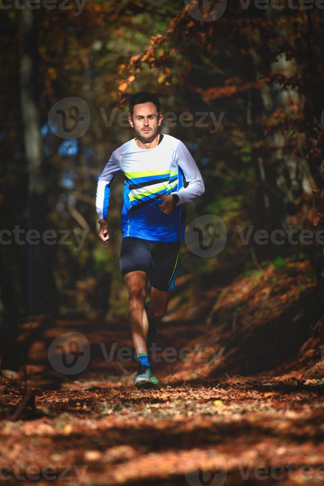 professionele hardloper in het bos tijdens een training foto