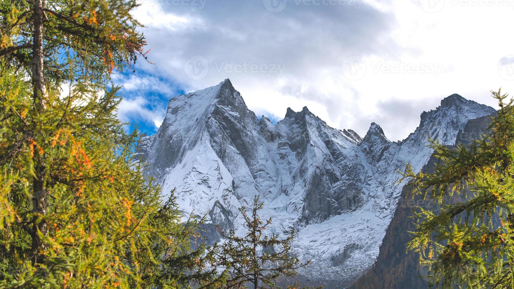 pizzo badile op de rhätische alpen in de bregaglia vallei zwitserland foto